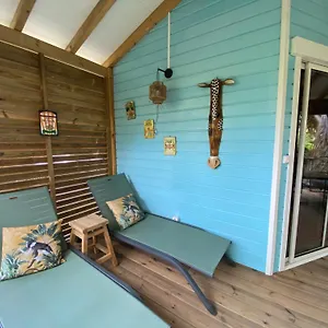 splendide-bungalow-en-bois-avec-jacuzzi-dans-un-parc-tropical.comcaribbean.com/
